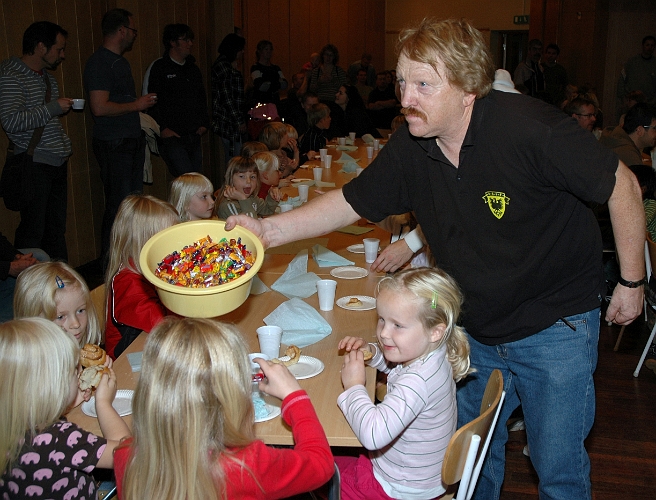 2007_1007_07.JPG - Torbjörn Gyllestad delar ut godis till barnen